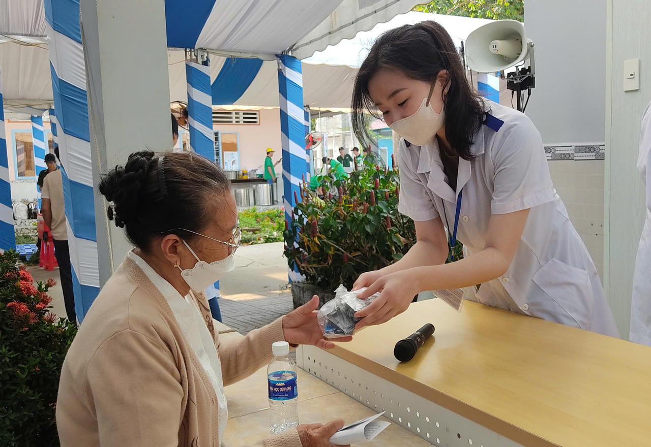 Khám, cấp thuốc miễn phí cho hơn 3.500 người dân ở Vĩnh Long