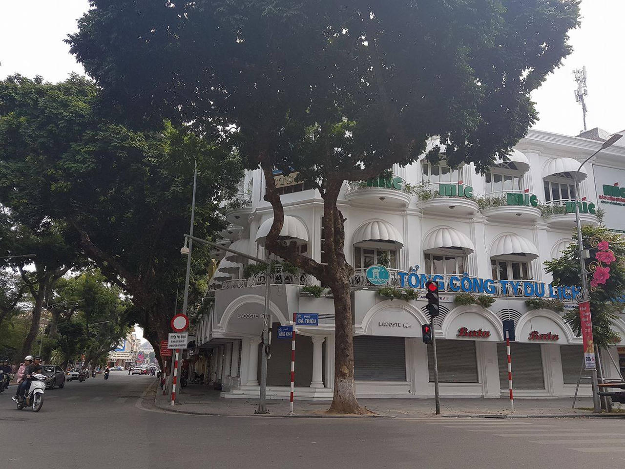 Hà Nội: Hàng quán “im lìm” ngày mùng 3 Tết