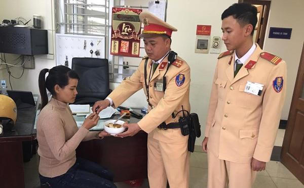 Cô gái lấy chồng Trung Quốc trở về được CSGT cứu giúp