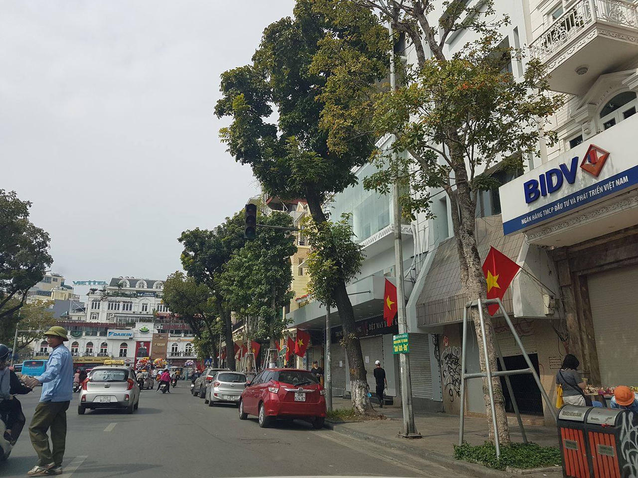 Hà Nội: Hàng quán “im lìm” ngày mùng 3 Tết