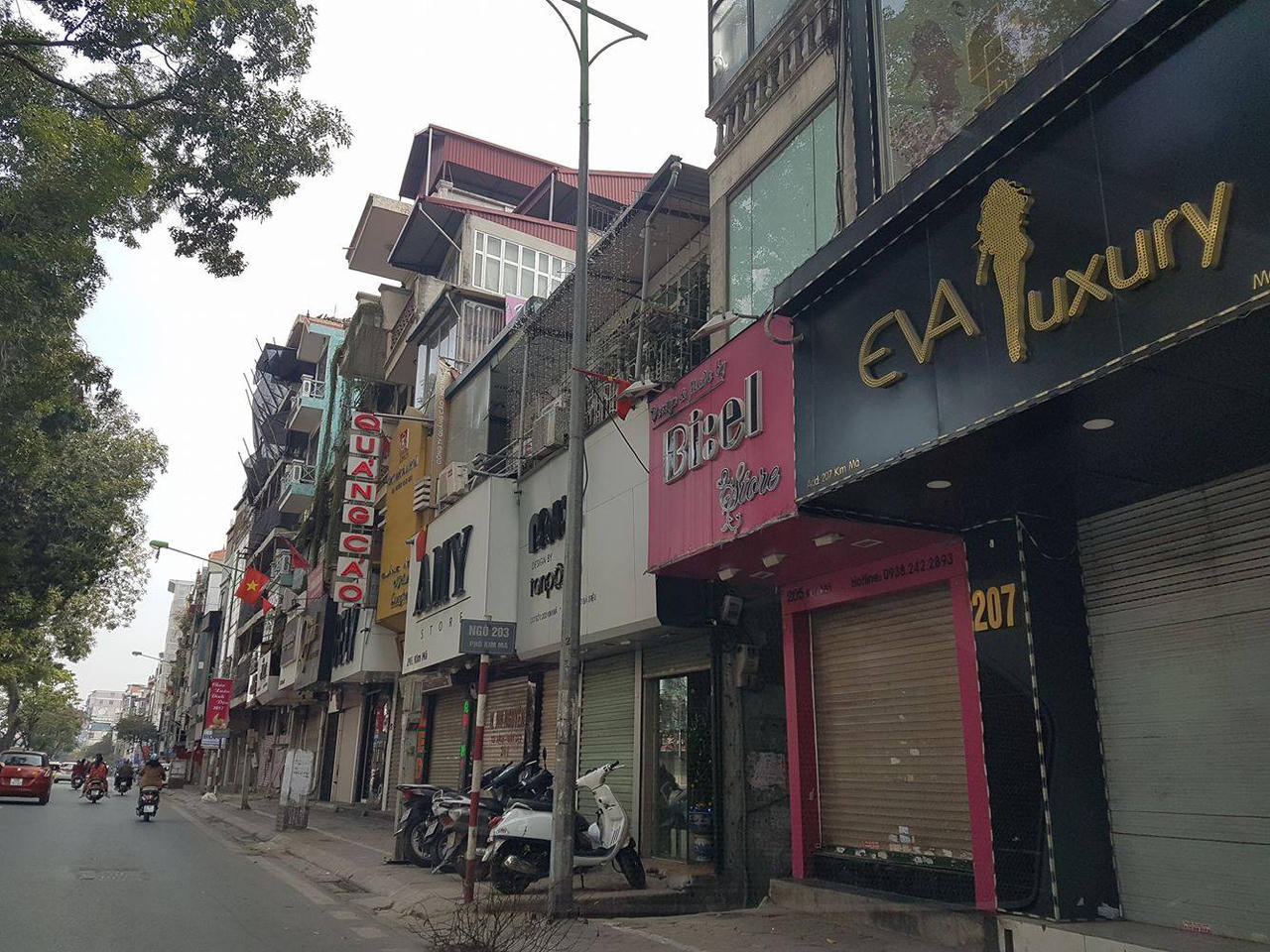 Hà Nội: Hàng quán “im lìm” ngày mùng 3 Tết