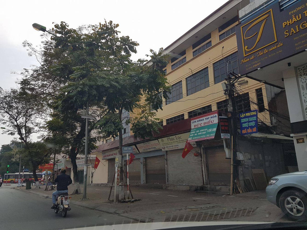 Hà Nội: Hàng quán “im lìm” ngày mùng 3 Tết