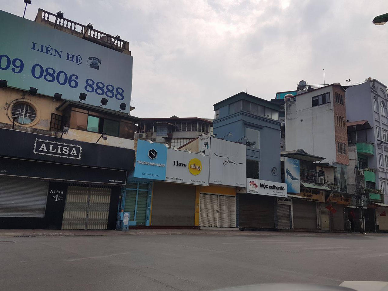 Hà Nội: Hàng quán “im lìm” ngày mùng 3 Tết