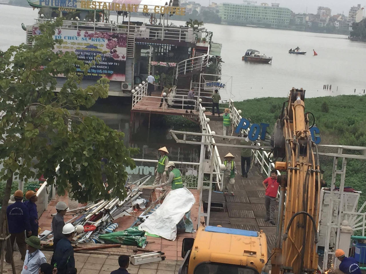 Sáng nay, cưỡng chế cầu dẫn nhà nổi trên Hồ Tây