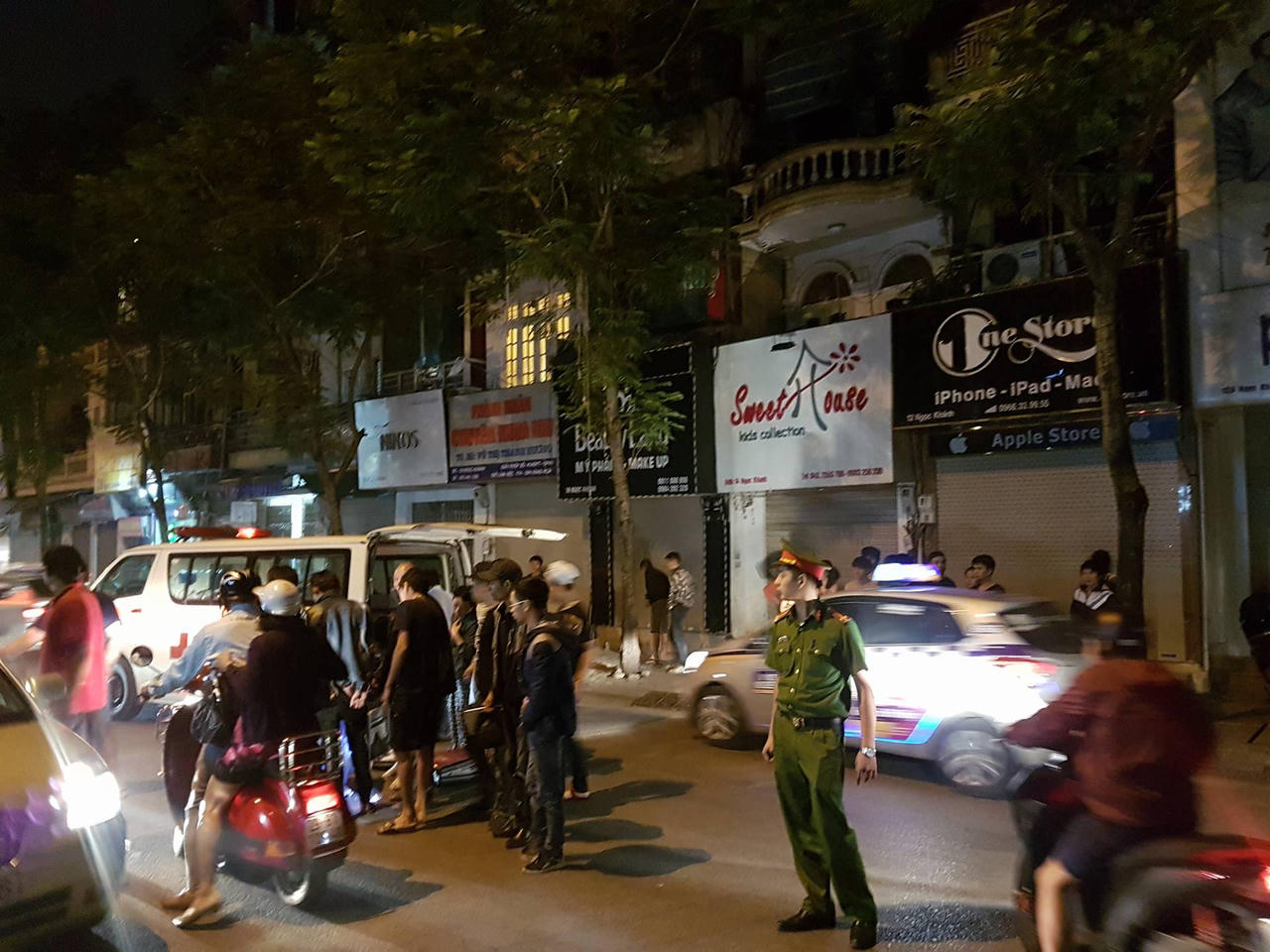 Xe máy phóng nhanh tông trực diện, một phụ nữ Hà Nội nguy kịch