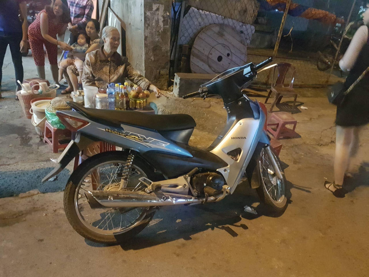 Xe máy phóng nhanh tông trực diện, một phụ nữ Hà Nội nguy kịch