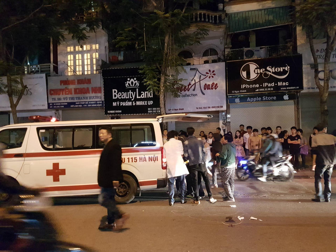 Xe máy phóng nhanh tông trực diện, một phụ nữ Hà Nội nguy kịch