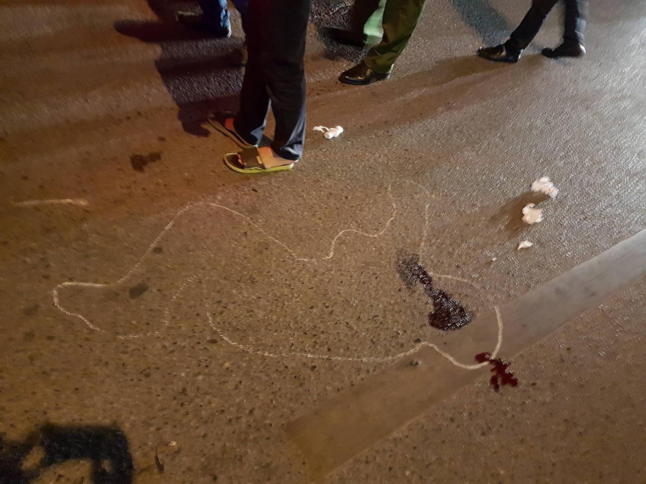 Xe máy phóng nhanh tông trực diện, một phụ nữ Hà Nội nguy kịch