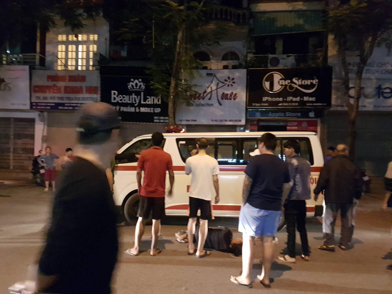 Xe máy phóng nhanh tông trực diện, một phụ nữ Hà Nội nguy kịch