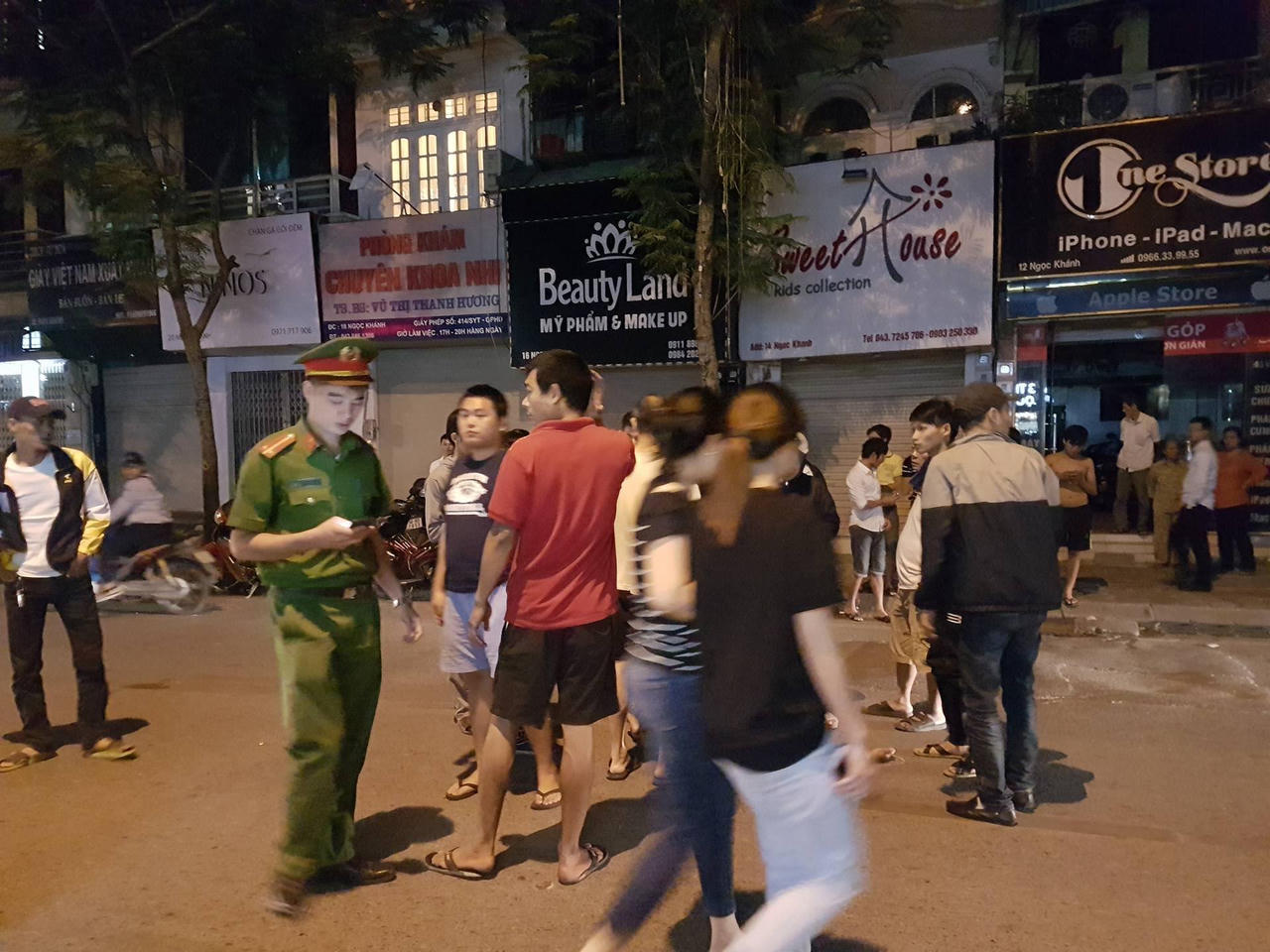 Xe máy phóng nhanh tông trực diện, một phụ nữ Hà Nội nguy kịch