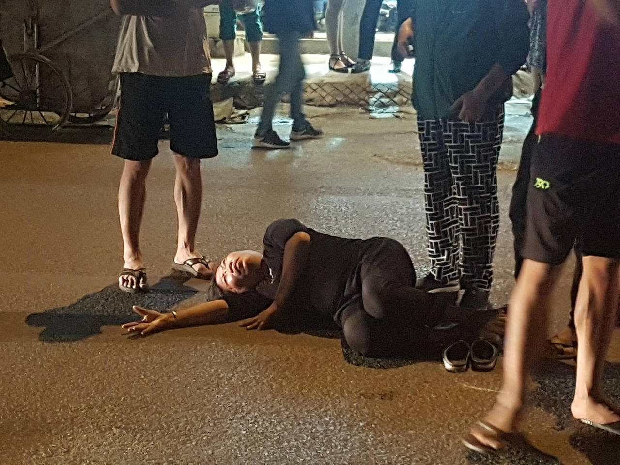 Xe máy phóng nhanh tông trực diện, một phụ nữ Hà Nội nguy kịch