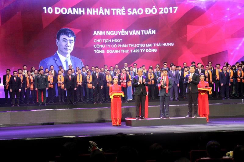 Ông Nguyễn Văn Tuấn - Chủ tịch HĐQT Cty CP TM Thái Hưng vinh dự nhận Giải thưởng Sao Đỏ
