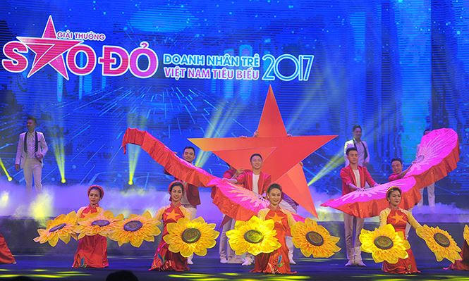 Ông Nguyễn Văn Tuấn - Chủ tịch HĐQT Cty CP TM Thái Hưng vinh dự nhận Giải thưởng Sao Đỏ