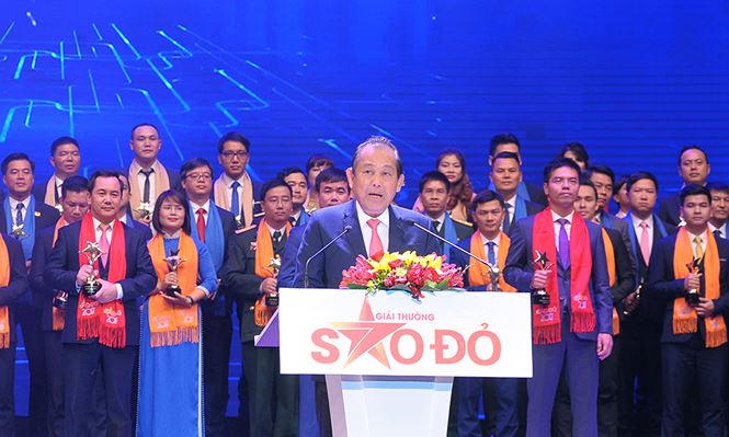 Ông Nguyễn Văn Tuấn - Chủ tịch HĐQT Cty CP TM Thái Hưng vinh dự nhận Giải thưởng Sao Đỏ