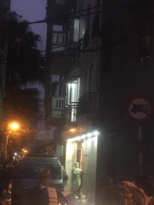 Hàng trăm người dân hiếu kỳ chờ khám nghiệm tử thi nghi là Chủ tịch huyện Quốc Oai