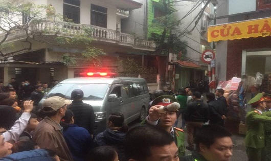 Hàng trăm người dân hiếu kỳ chờ khám nghiệm tử thi nghi là Chủ tịch huyện Quốc Oai