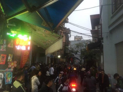 Hàng trăm người dân hiếu kỳ chờ khám nghiệm tử thi nghi là Chủ tịch huyện Quốc Oai