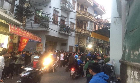 Hàng trăm người dân hiếu kỳ chờ khám nghiệm tử thi nghi là Chủ tịch huyện Quốc Oai