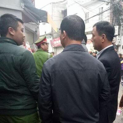 Hàng trăm người dân hiếu kỳ chờ khám nghiệm tử thi nghi là Chủ tịch huyện Quốc Oai