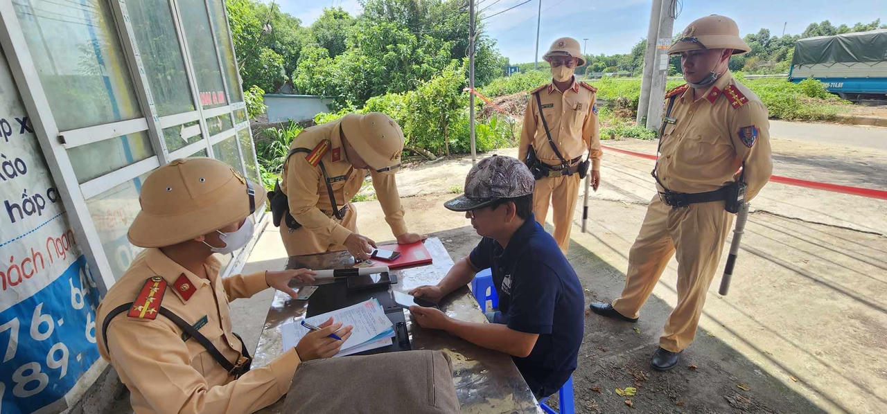 Hà Nội: “Phạt nguội” những trường hợp cố tình “né” chốt cảnh sát giao thông