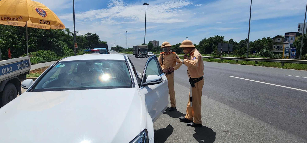 Hà Nội: “Phạt nguội” những trường hợp cố tình “né” chốt cảnh sát giao thông