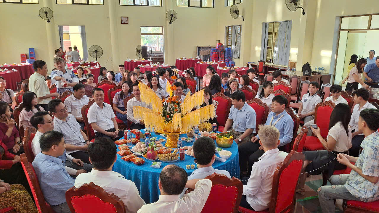 Sinh viên Lào đón Tết cổ truyền Bunpimay 2025 tại Hoà Bình 