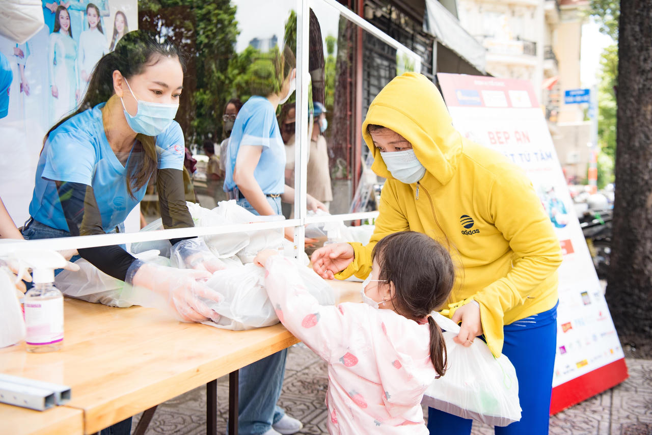 Hoa hậu Tiểu Vy và dàn Á hậu nấu 15.000 suất ăn hỗ trợ bà con nghèo chống dịch