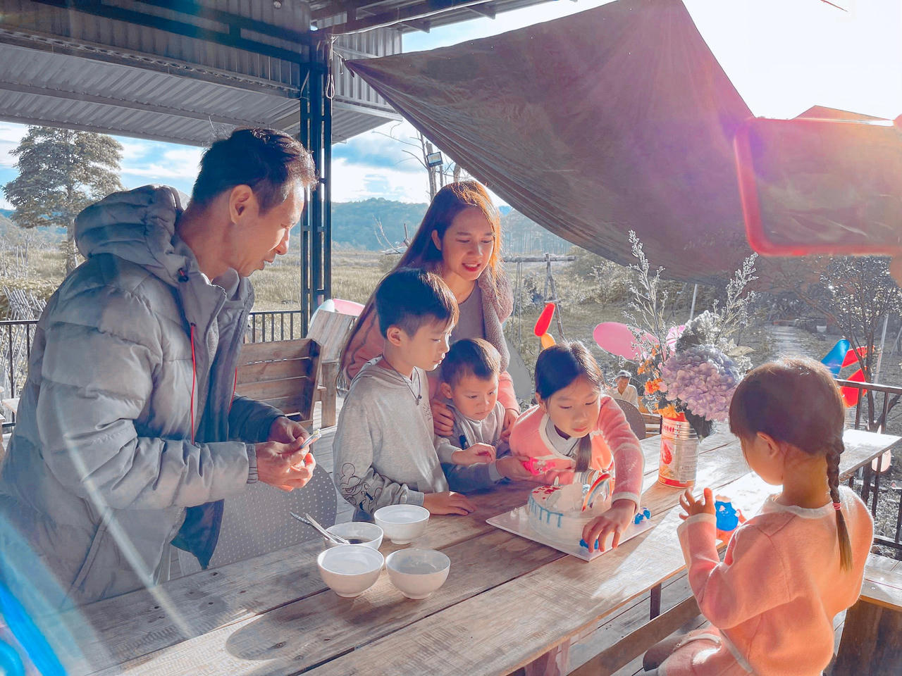 Cảnh đời thường hạnh phúc của gia đình đông con Lý Hải - Minh Hà 