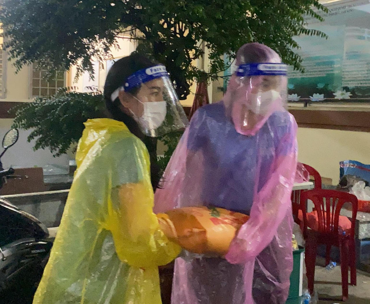 Á hậu Kiều Loan, Ngọc Thảo đội mưa cứu trợ lương thực cho người lao động nghèo