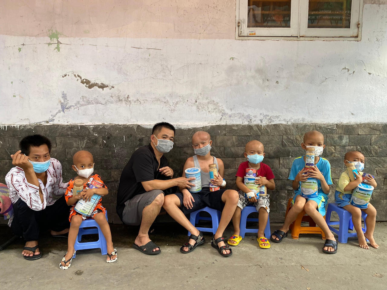 Đàm Vĩnh Hưng trao tặng hơn 5 tấn gạo và hàng ngàn hộp cá tại TP HCM