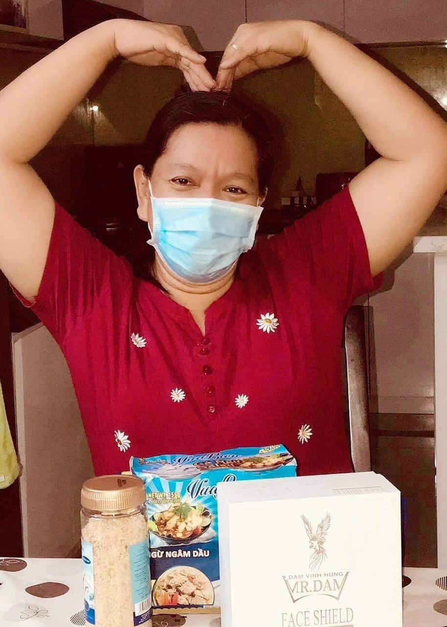 Đàm Vĩnh Hưng trao tặng hơn 5 tấn gạo và hàng ngàn hộp cá tại TP HCM