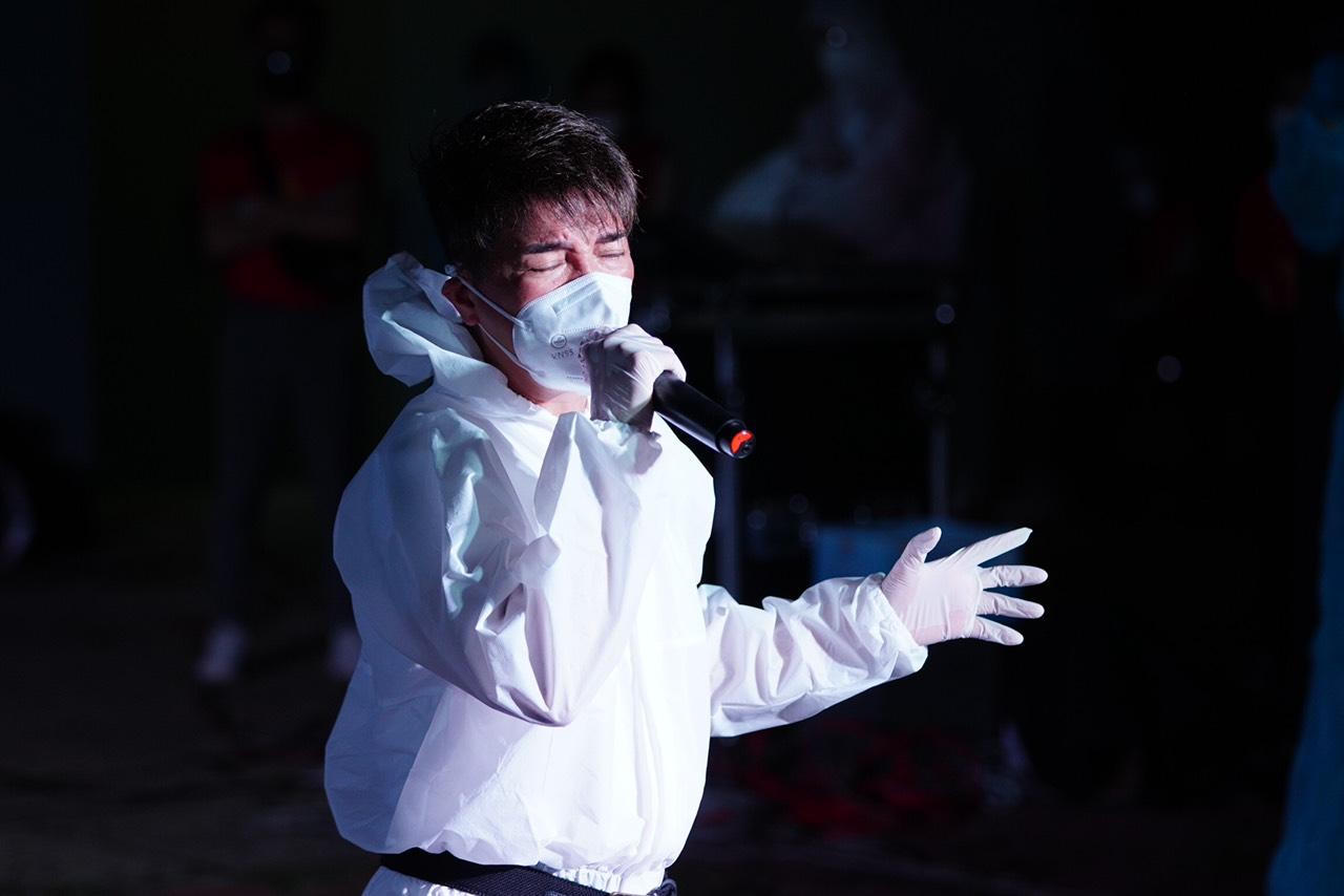 Đàm Vĩnh Hưng xúc động khi hát tại bệnh viện dã chiến Thủ Đức