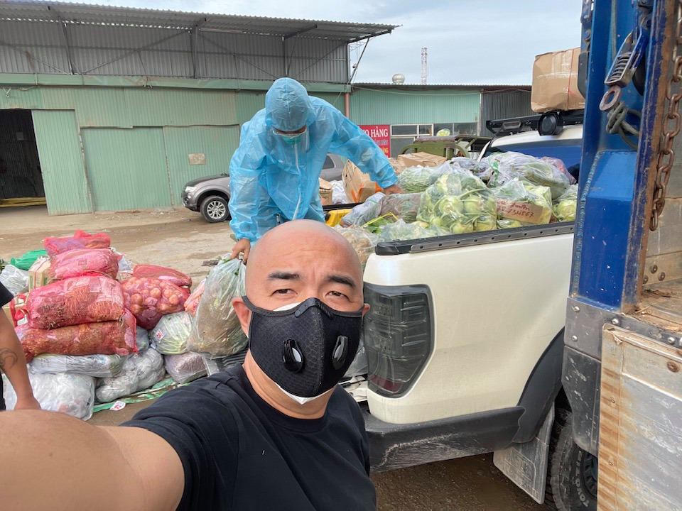 Hành trình cứu trợ 20 phòng trọ 3 ngày ăn cơm chan nước tương của Quốc Thuận