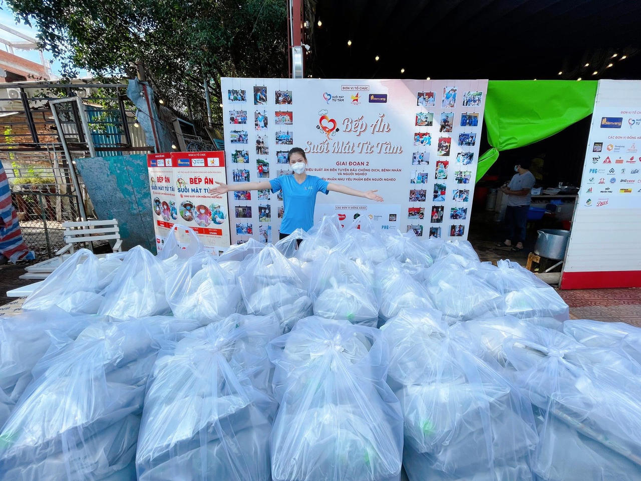 Hoa hậu Tiểu Vy, Á hậu Ngọc Thảo làm shipper giao cơm 