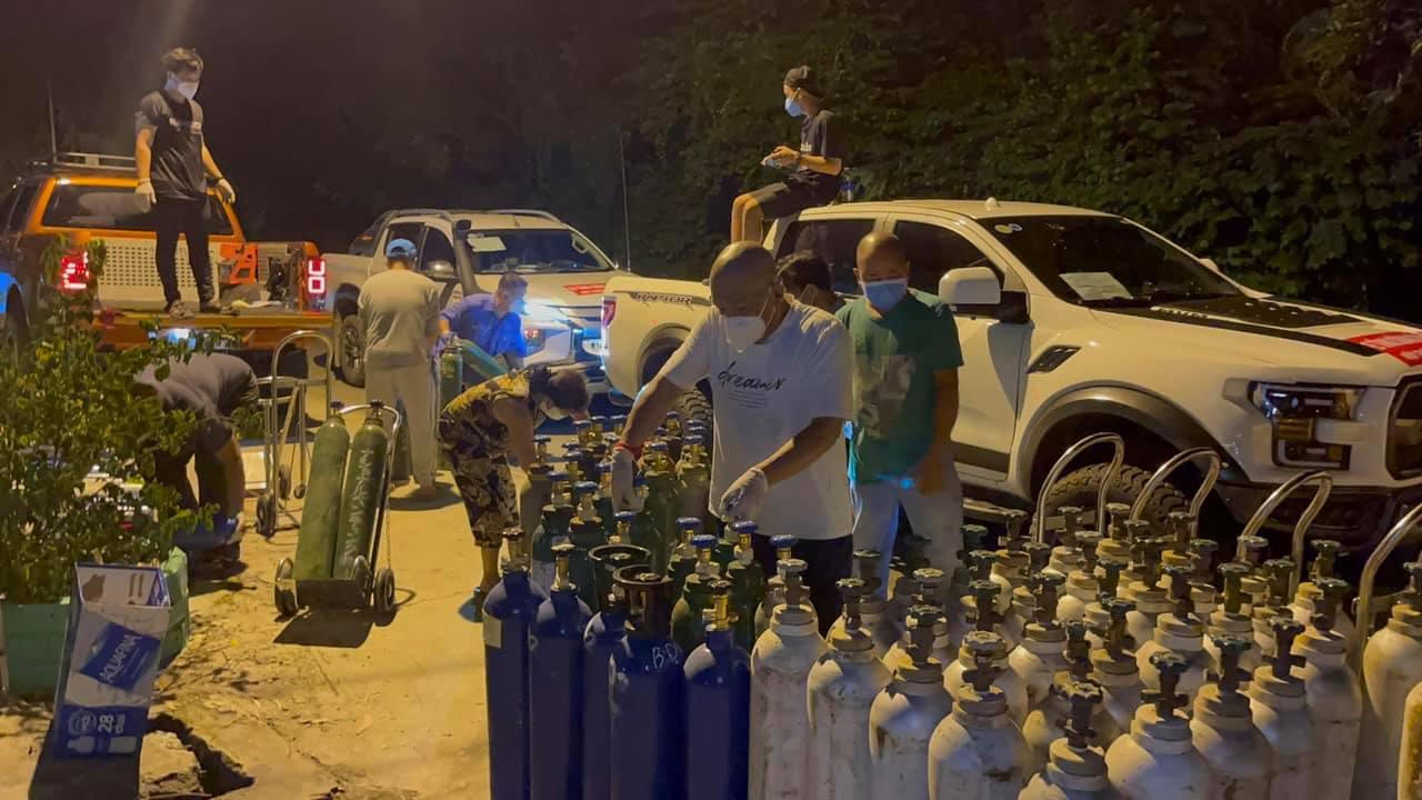 Chân dung người đàn ông bỏ hàng trăm triệu lập 'biệt đội' khử khuẩn, mua bình oxy đi cứu trợ