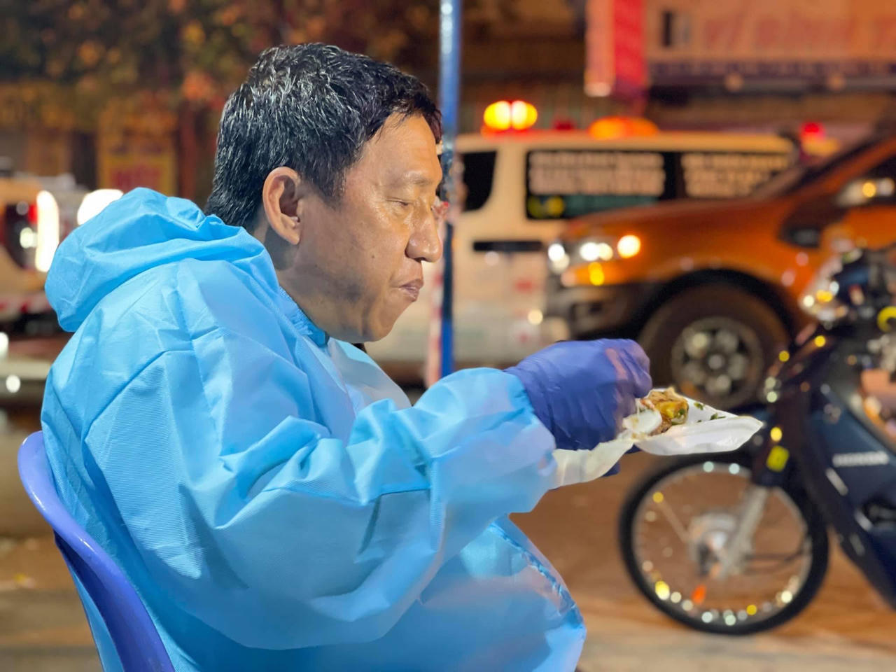 Chân dung người đàn ông bỏ hàng trăm triệu lập 'biệt đội' khử khuẩn, mua bình oxy đi cứu trợ