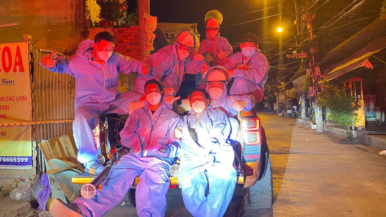 Chân dung người đàn ông bỏ hàng trăm triệu lập 'biệt đội' khử khuẩn, mua bình oxy đi cứu trợ