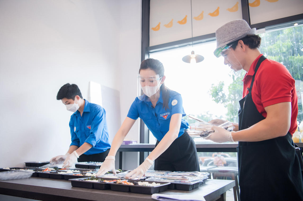 Xuân Bắc, Huyền My tham gia chuẩn bị 'Triệu bữa cơm - Hà Nội nghĩa tình'