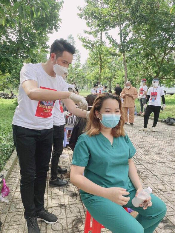 Nguyễn Phi Hùng xúc động kể hành trình hát tại các bệnh viện dã chiến