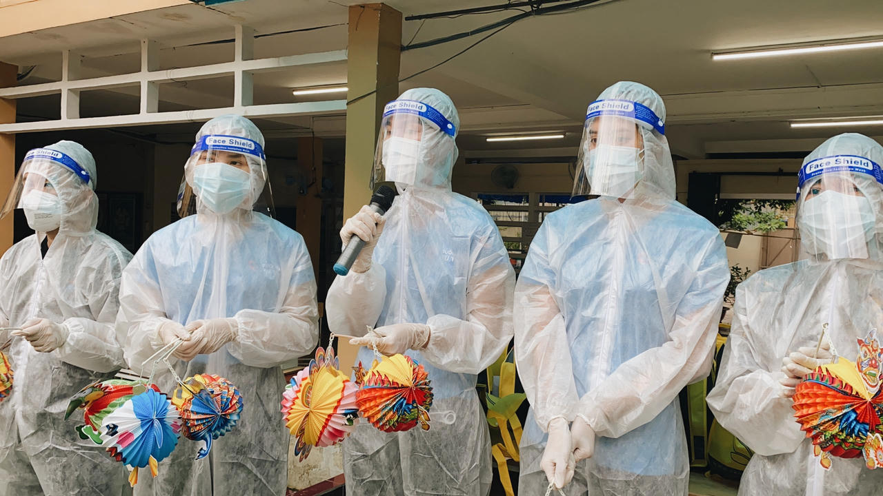 Hoa hậu Tiểu Vy, Á hậu Phương Anh rước đèn Trung thu cùng các bệnh nhi COVID-19