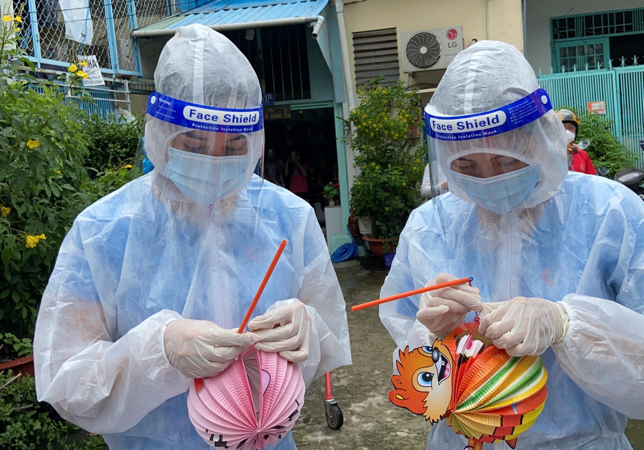 Hoa hậu Tiểu Vy, Á hậu Phương Anh rước đèn Trung thu cùng các bệnh nhi COVID-19