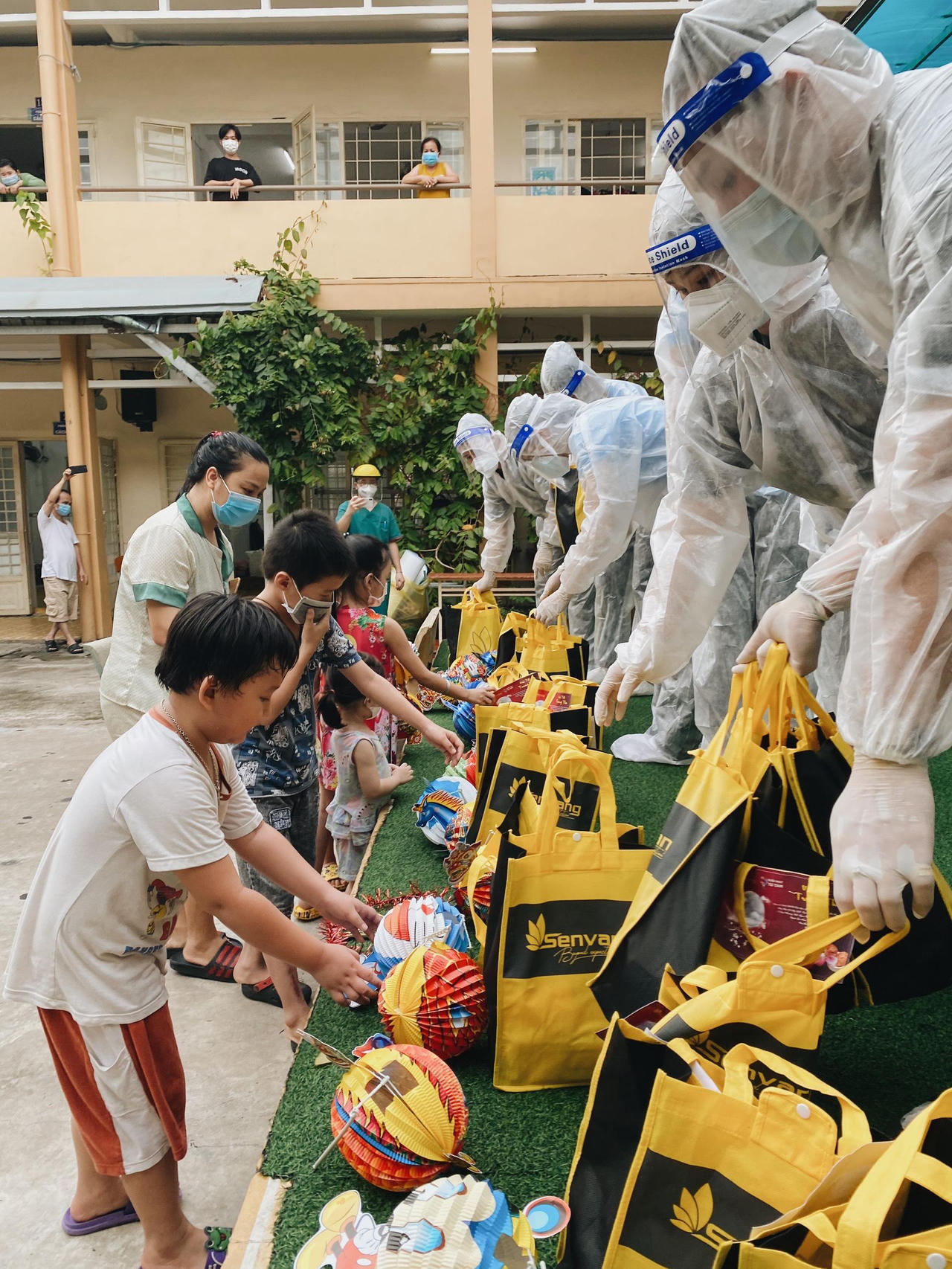 Hoa hậu Tiểu Vy, Á hậu Phương Anh rước đèn Trung thu cùng các bệnh nhi COVID-19