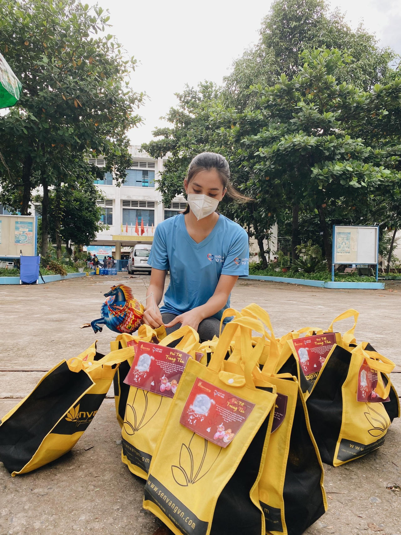 Hoa hậu Tiểu Vy, Á hậu Phương Anh rước đèn Trung thu cùng các bệnh nhi COVID-19