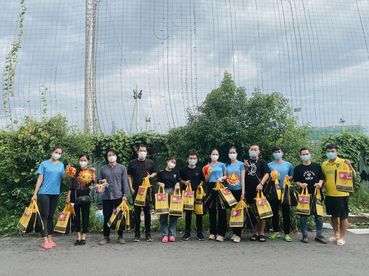 Hoa hậu Tiểu Vy, Á hậu Phương Anh rước đèn Trung thu cùng các bệnh nhi COVID-19