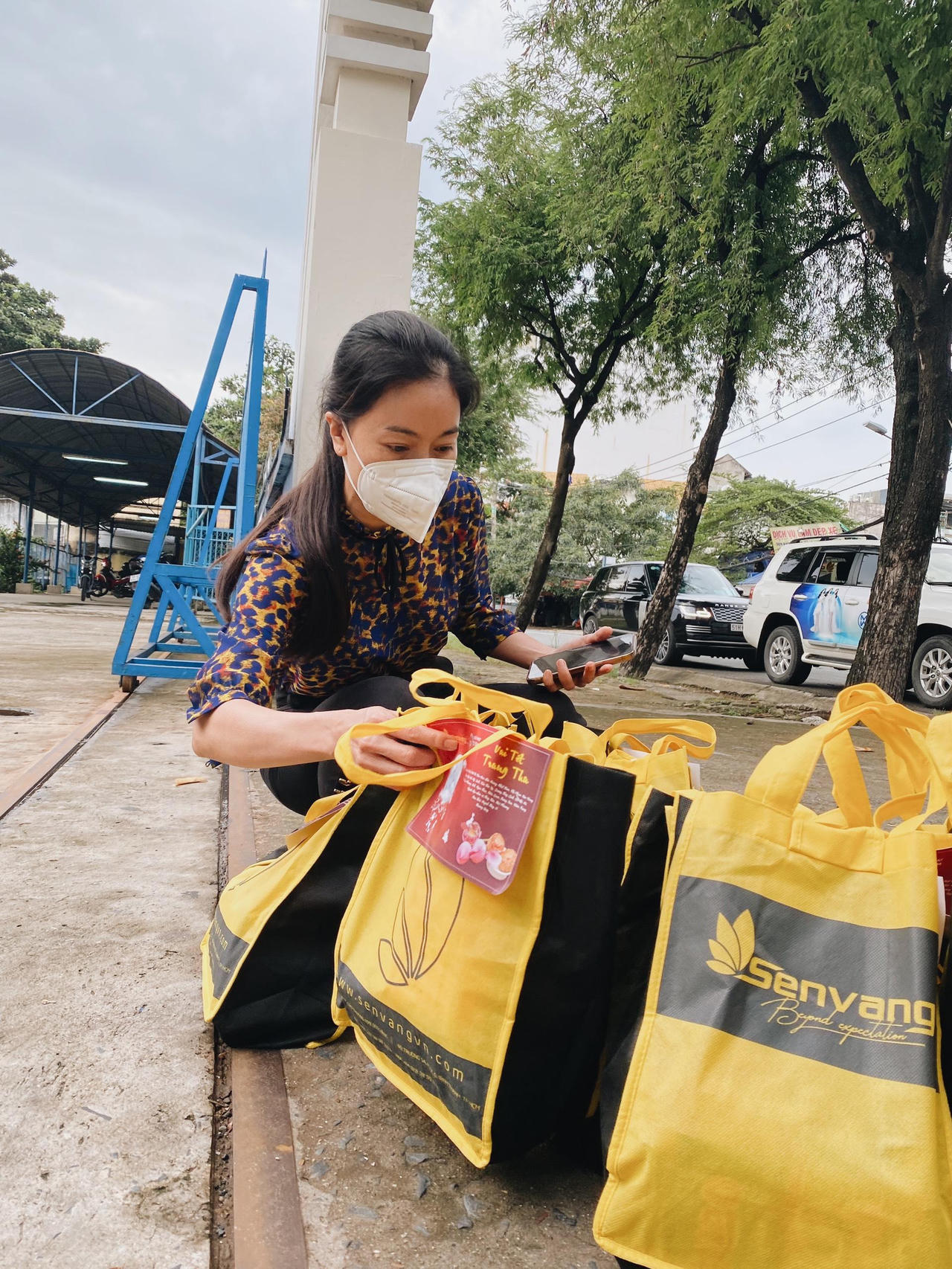 Hoa hậu Tiểu Vy, Á hậu Phương Anh rước đèn Trung thu cùng các bệnh nhi COVID-19