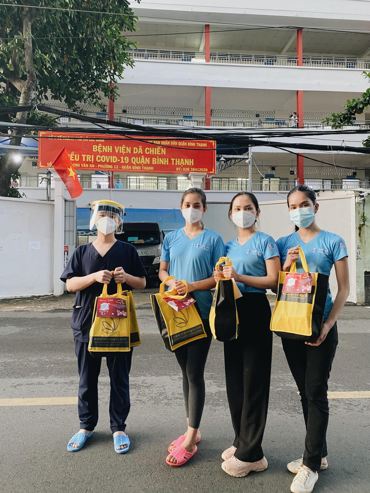 Hoa hậu Tiểu Vy, Á hậu Phương Anh rước đèn Trung thu cùng các bệnh nhi COVID-19