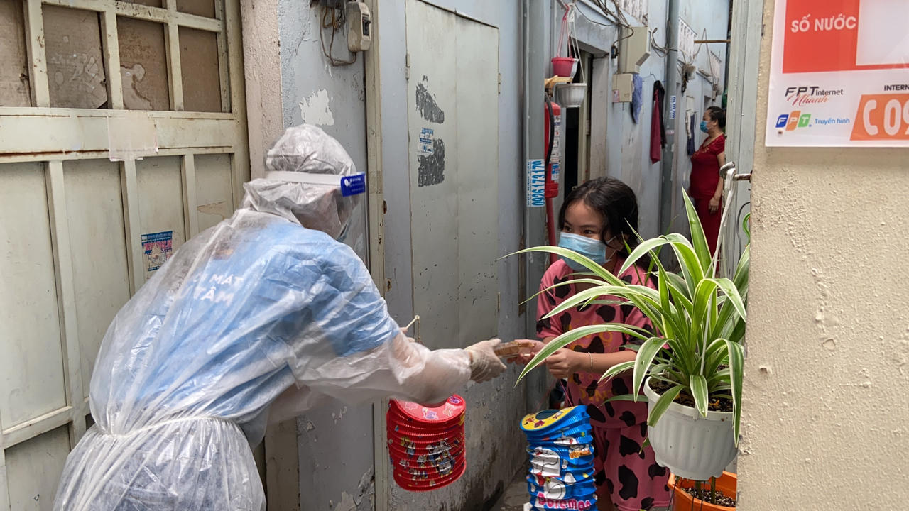 Hoa hậu Tiểu Vy, Á hậu Phương Anh rước đèn Trung thu cùng các bệnh nhi COVID-19