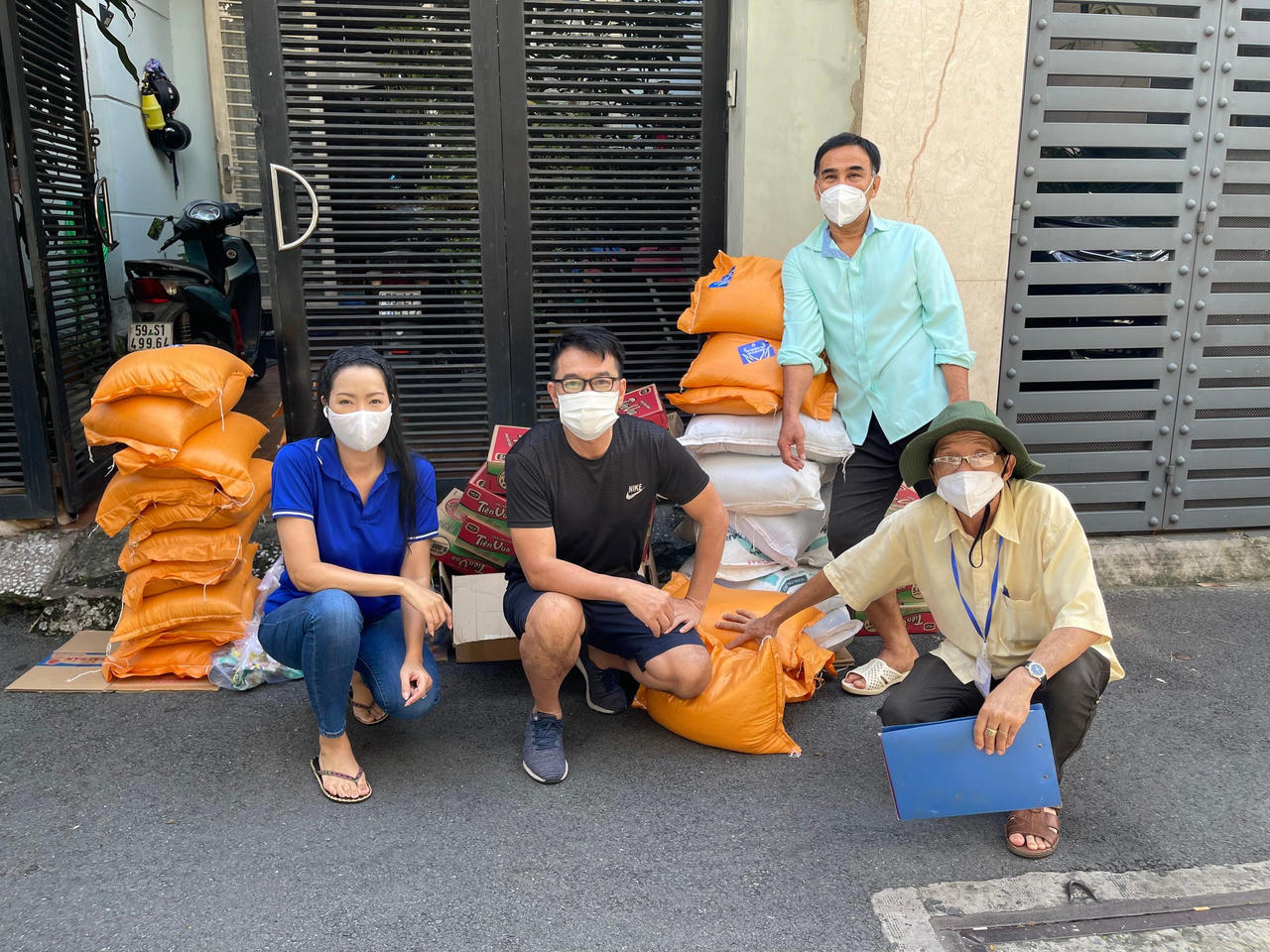 Quyền Linh, Trịnh Kim Chi chăm lo cho hàng trăm nghệ sĩ nghèo