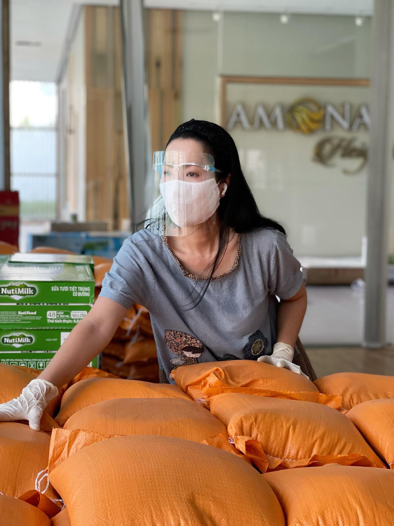 Quyền Linh, Trịnh Kim Chi chăm lo cho hàng trăm nghệ sĩ nghèo