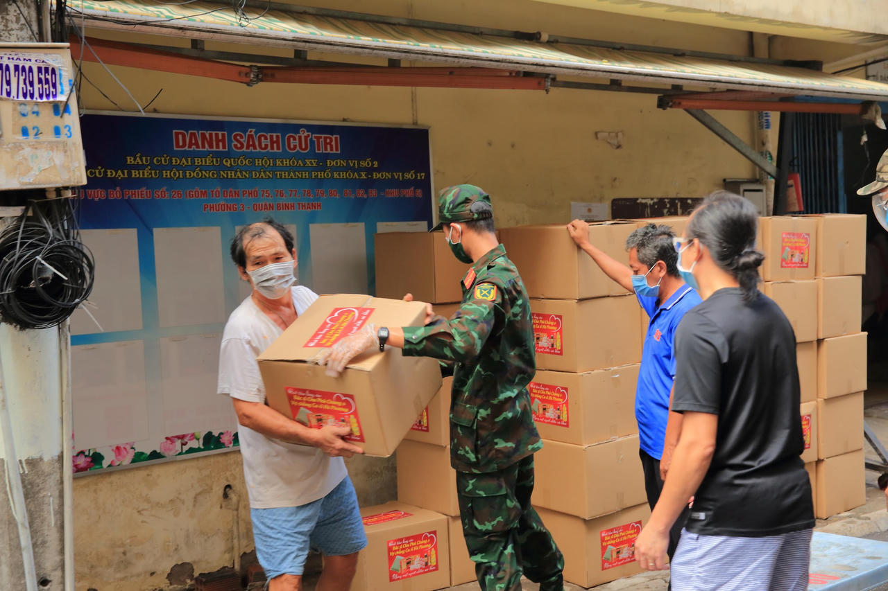 Hà Phương được gia đình chồng tỷ phú hỗ trợ làm từ thiện